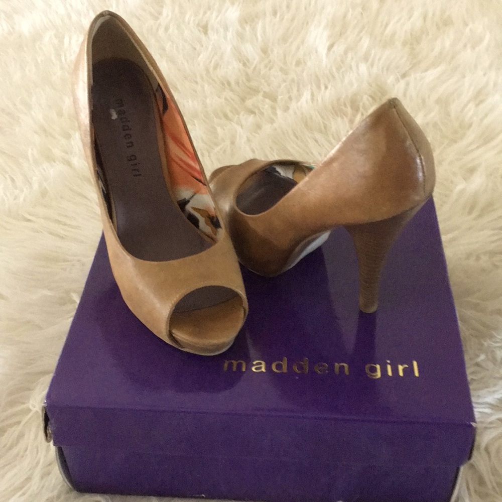 Madden Girl size 6 Tan Pumps Used